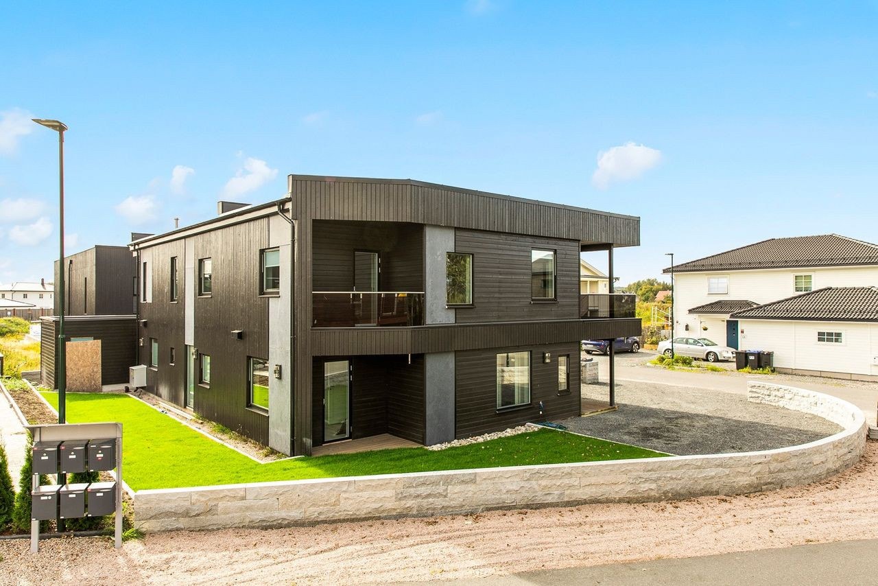 Lettstelt hage og stor parkeringsplass Galleribilde