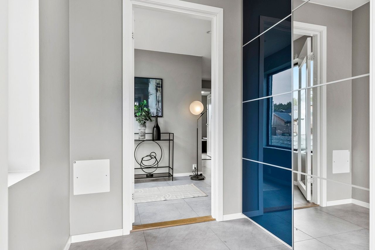 Yttergang med garderobeskap Galleribilde