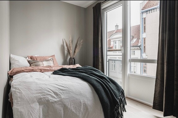 Rommet som leies ut på 7,6 kvadrat. Det følger bl.a med en seng på 1,40, og et garderobe skap til bruk hvis ønskelig! Galleribilde