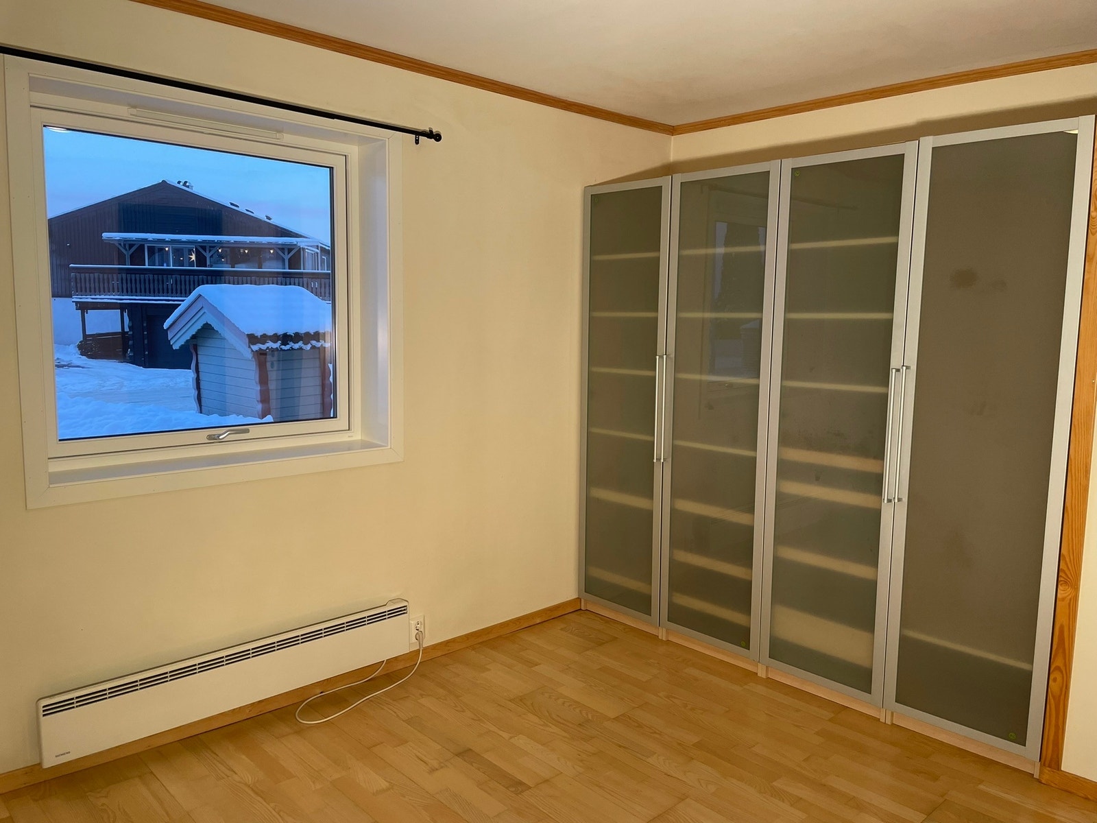 3 hylleskap og 1 hengeskap på soverommet. Galleribilde