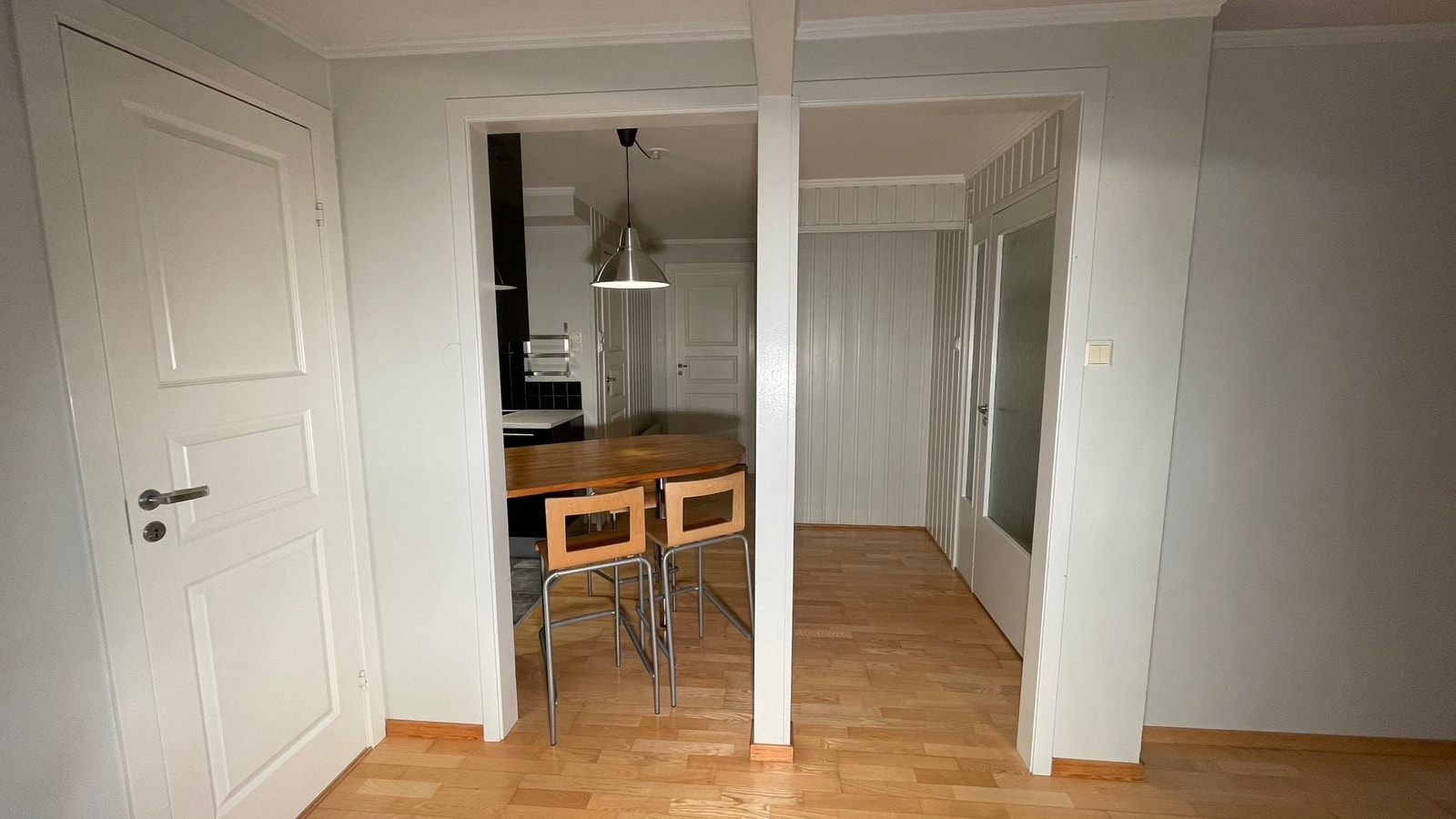 Åpen løsning mellom stue, kjøkken og soveromsgang. Galleribilde