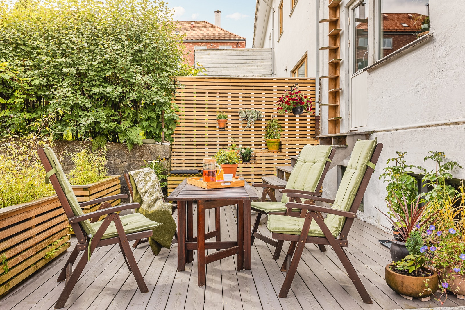 Terrasse i bakhage Galleribilde