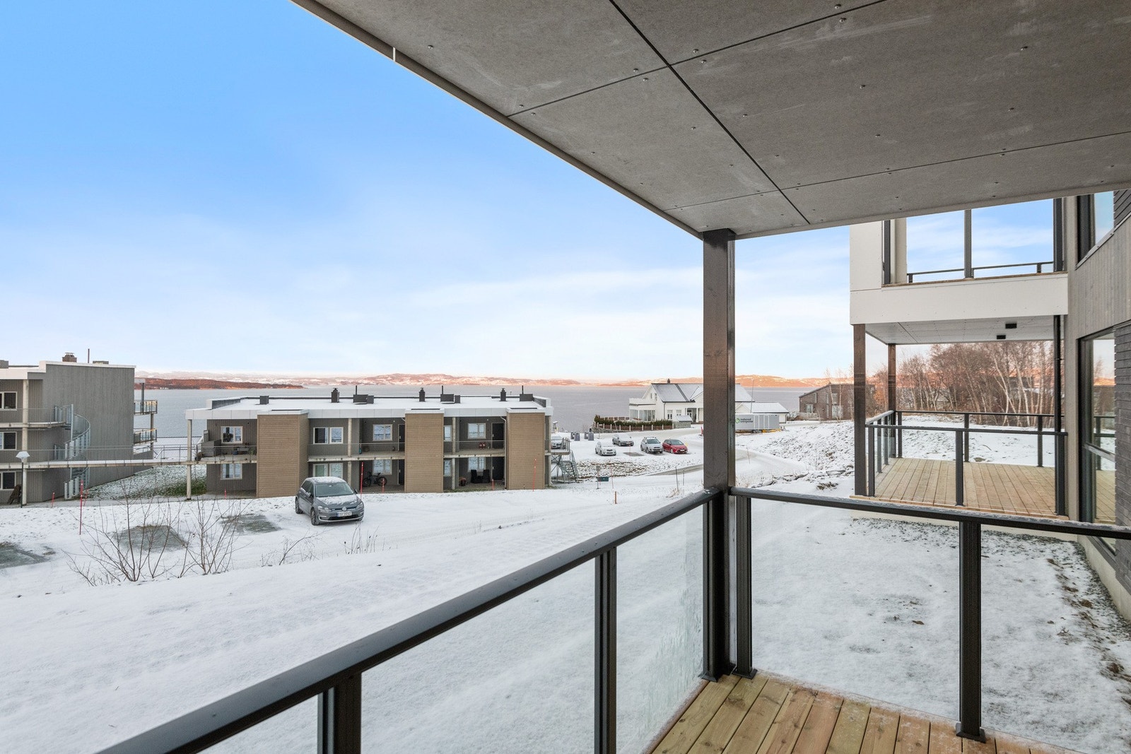 Leiligheten ligger praktisk til i 1. etasje, og utsikten er særdeles god til 1. etasje å være. Terrassene får inn kveldssola til godt utover sene solrike sommerkvelder. Galleribilde