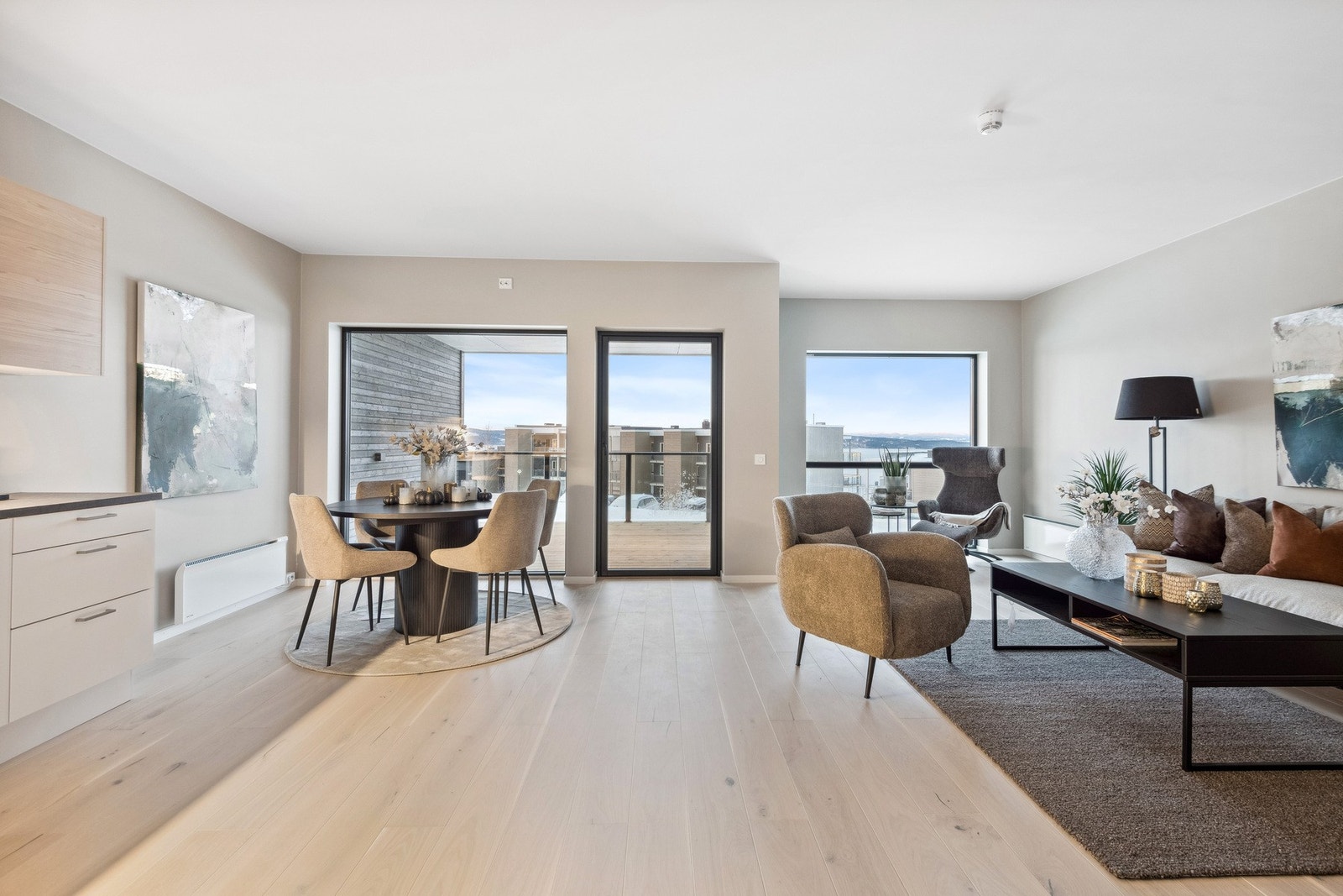 Delikat og moderne 3-roms leilighet på toppen av Kjønstadmarka. Fjordutsikt. Svært gode solforhold. Galleribilde