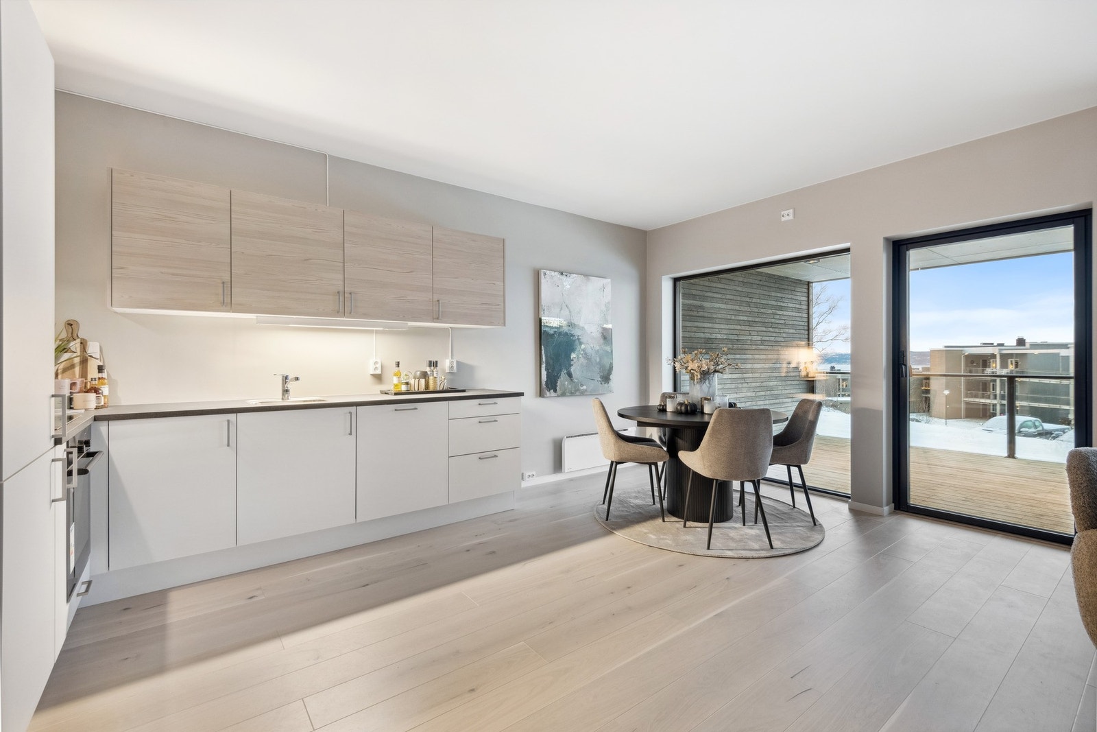 Integrerte hvitevarer medfølger i handelen (kombiskap kjøl/frys, komfyr, platetopp og oppvaskmaskin). Galleribilde