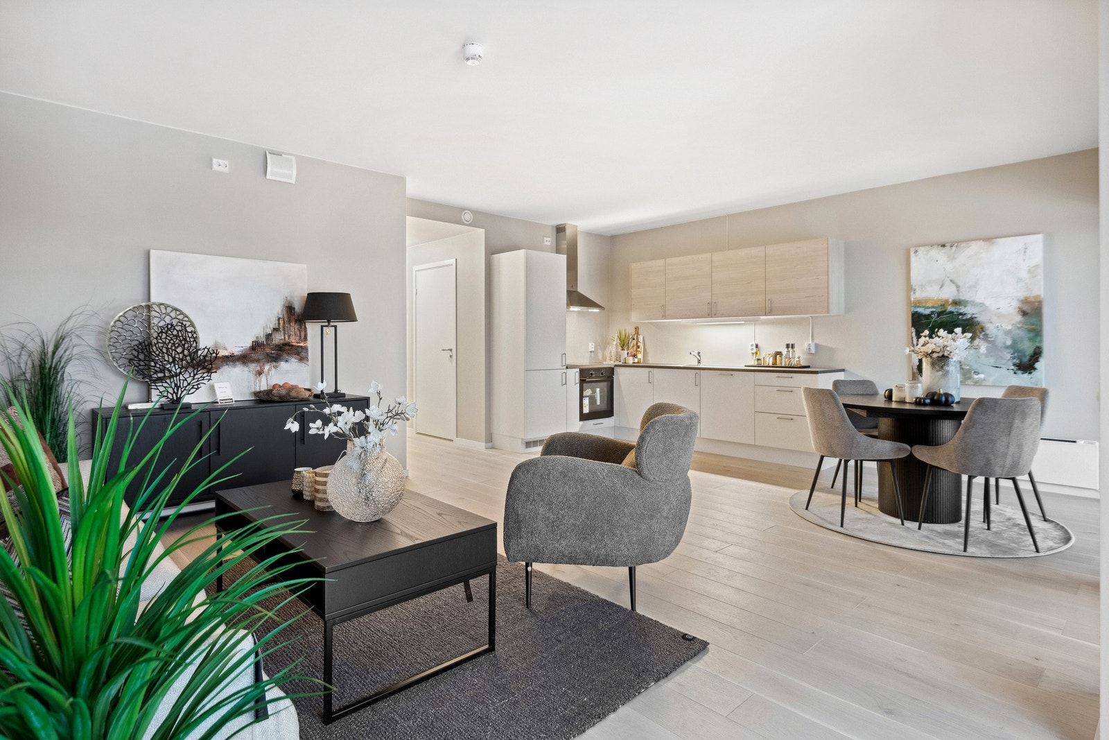 Romslig stue/kjøkken med gode muligheter til å danne seg ulike soner i rommet. Galleribilde