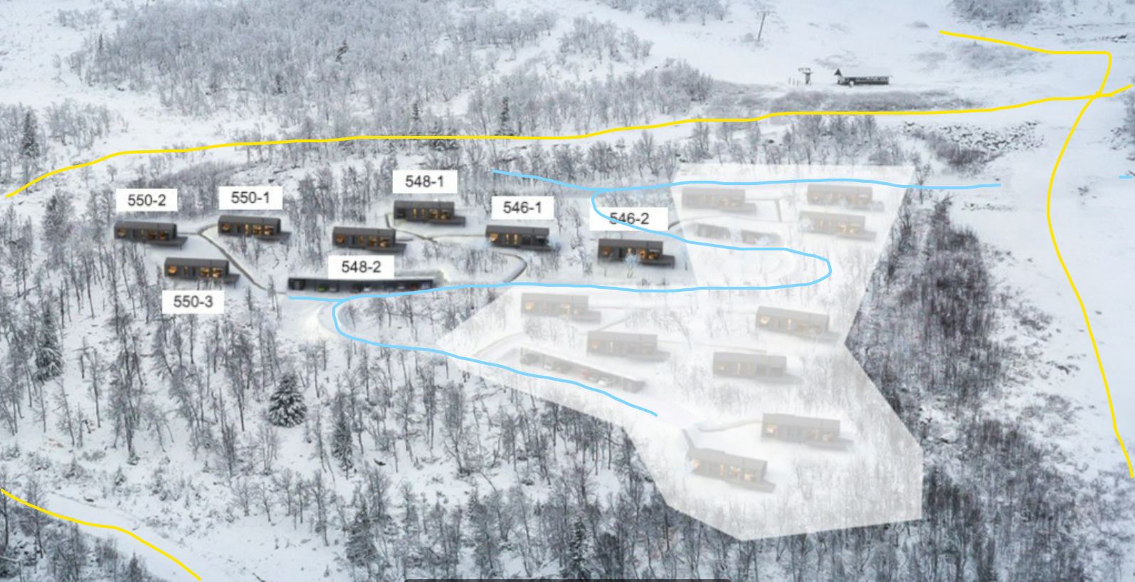 Vei markert markert med blått, skiløype markert med gult. Det lille huset på oversiden er Fjellkafeen. Galleribilde