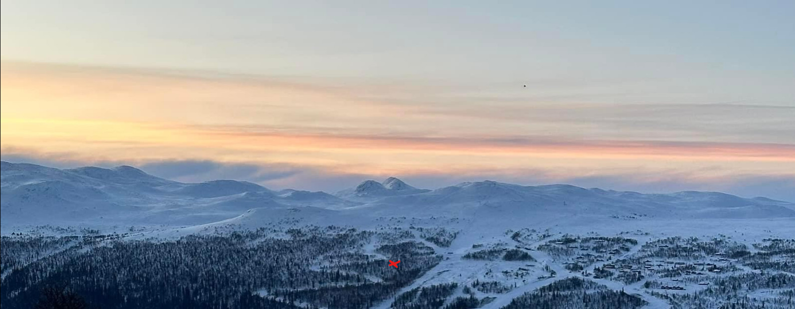 Utsikt mot øvre del av skisenteret, og området for Uvdal Compact Lodge merket rødt, med vidda rett bak. Galleribilde