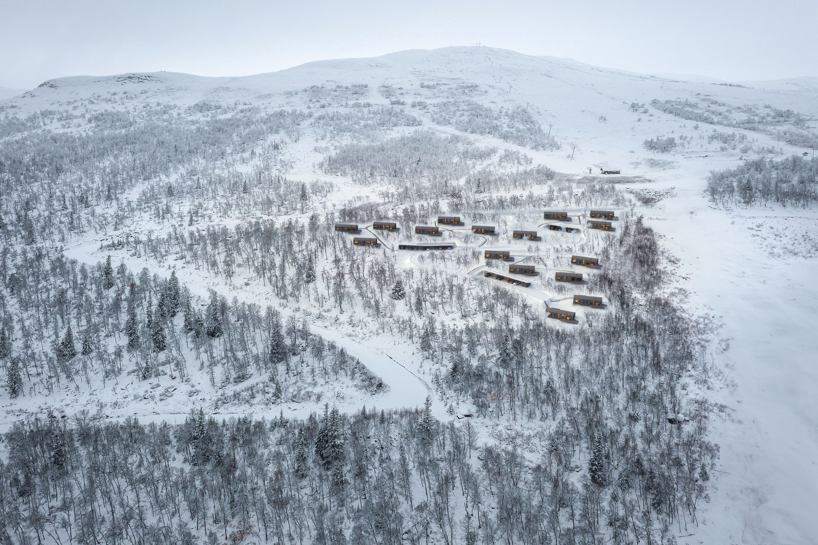 Uvdal Compact Lodge, 1 og 2, i virkeligheten blir det tettere med lav bjørkeskog som skjermer hyttene seg i mellom. Galleribilde