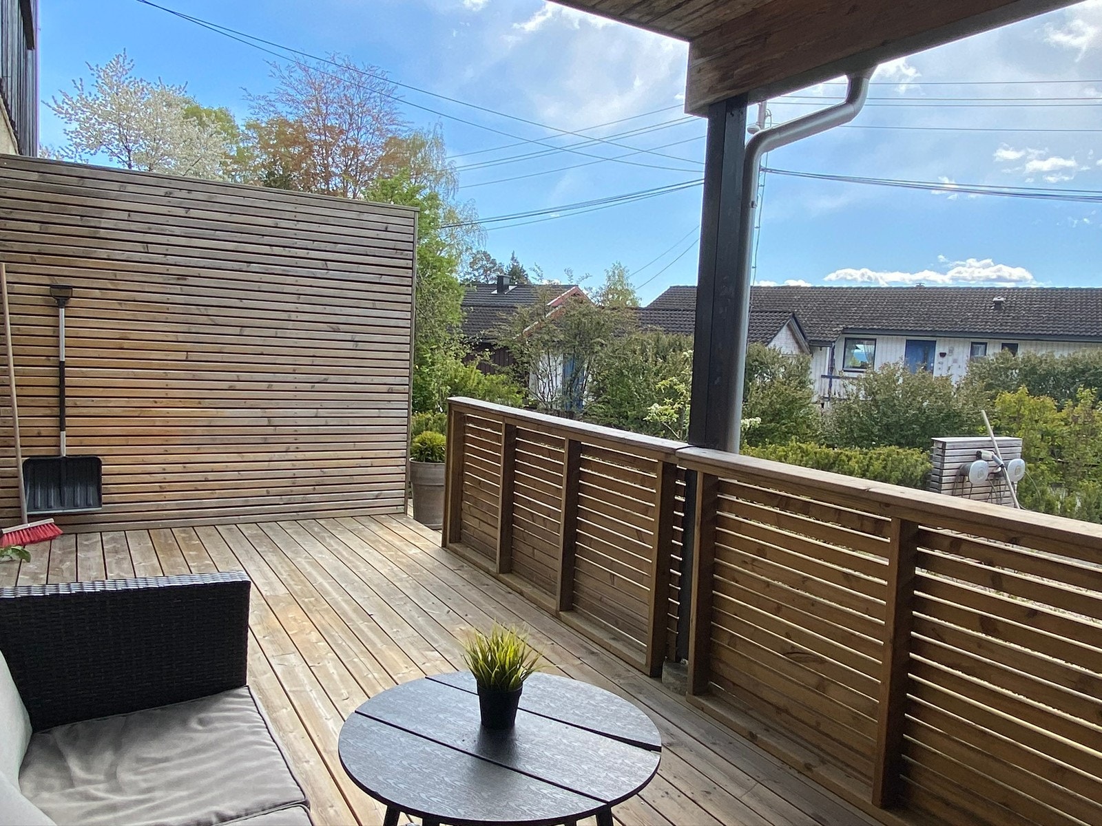 Uteplass, delvis under tak, med deilige solforhold Galleribilde