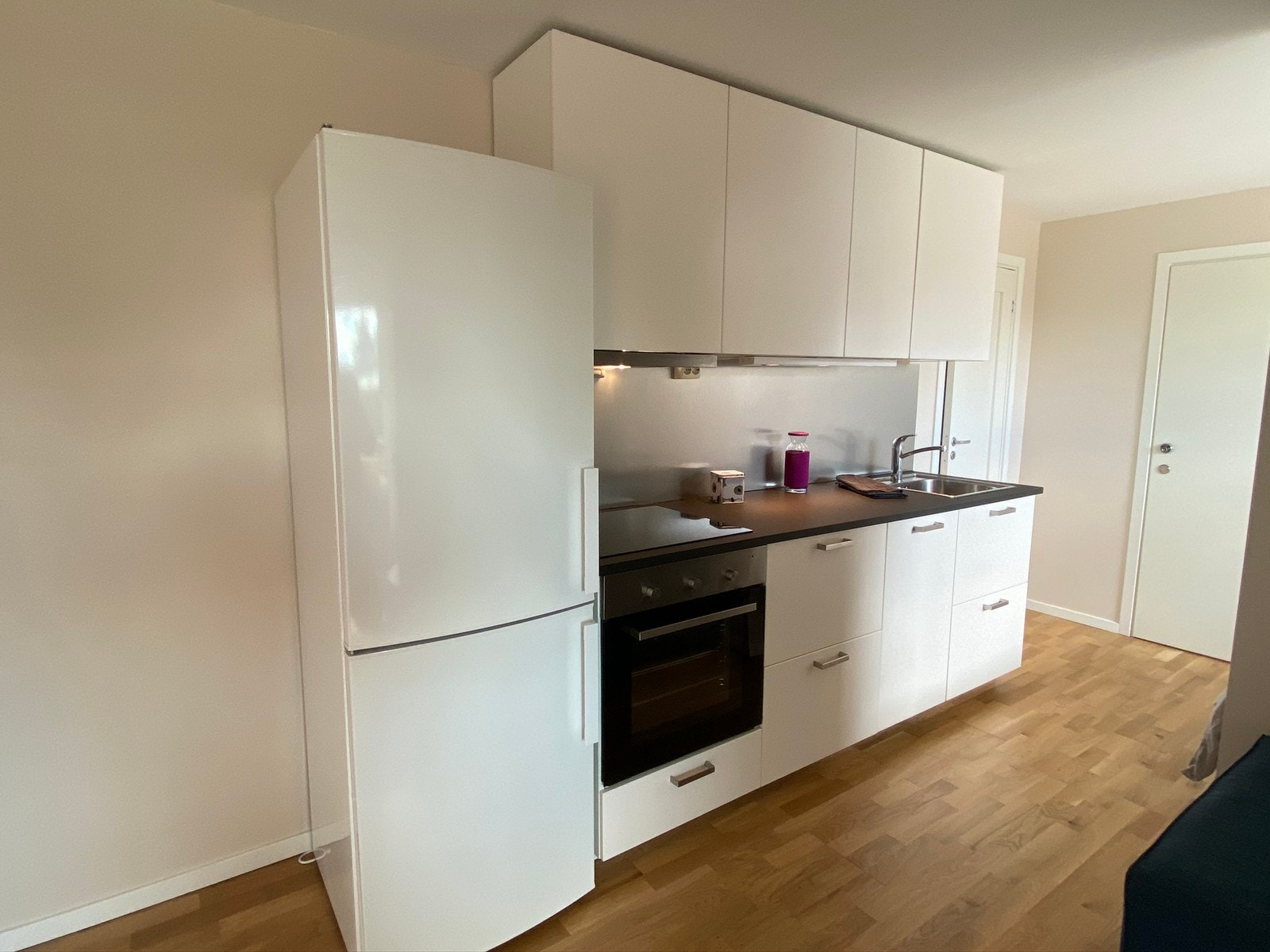 Kjøkken med kjøl/frys og induksjonskomfyr Galleribilde