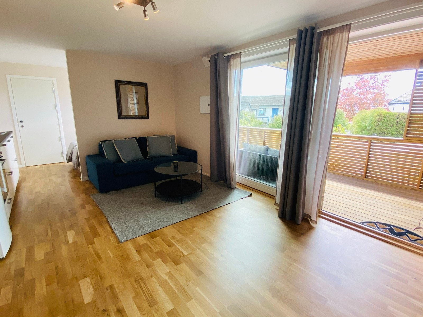 Stue/Oppholdsrom med kjøkken Galleribilde