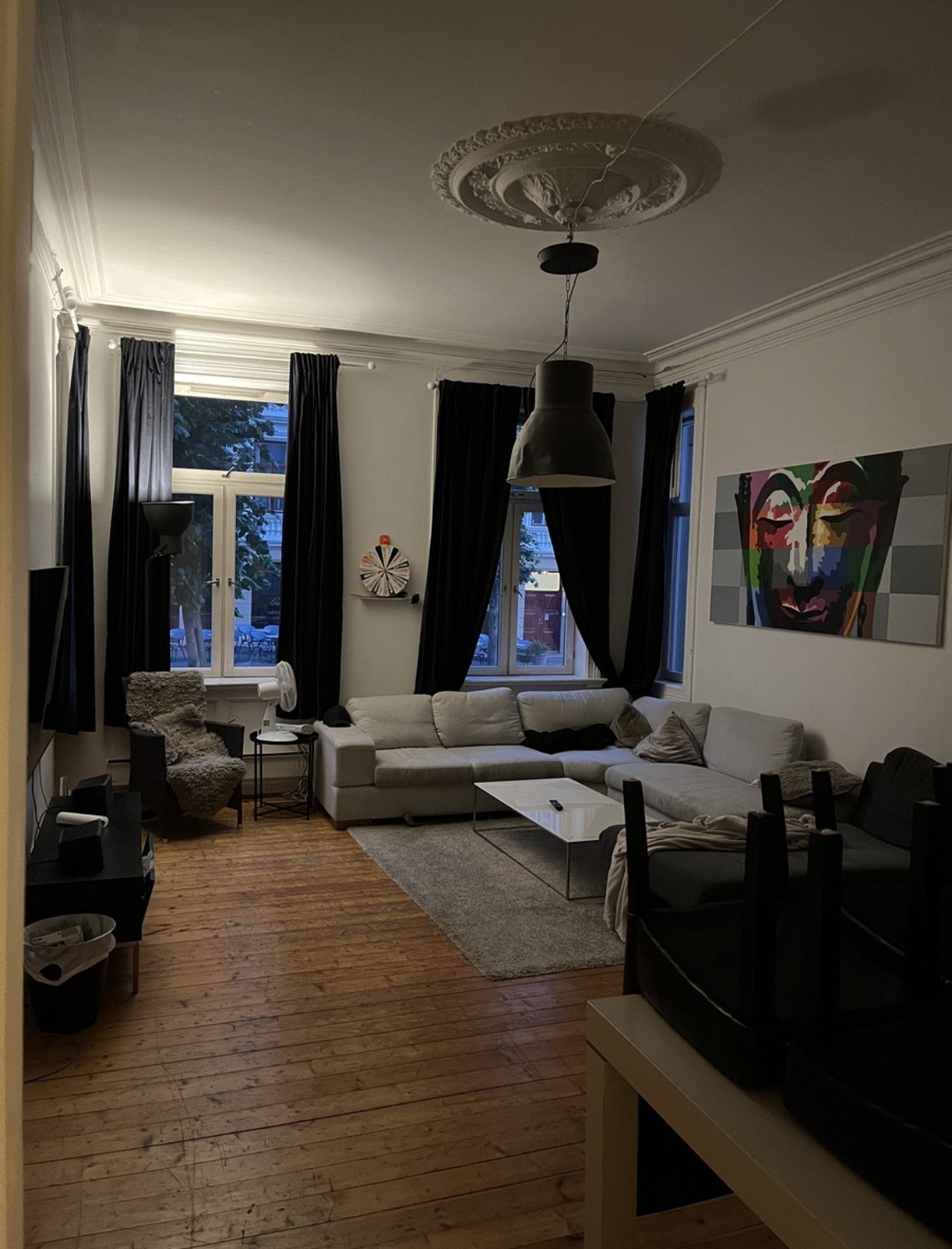 Romslig fellesareal, her fra stuen som også har stort spisebord Galleribilde
