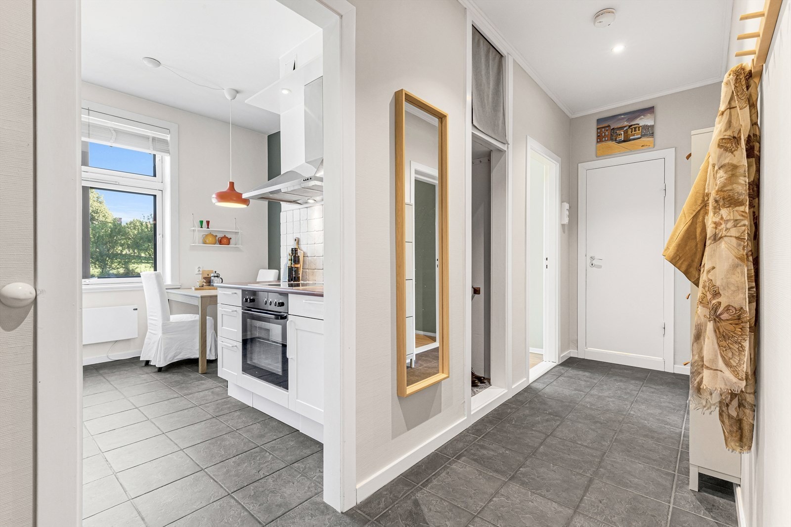 Entré med fliser og varmekabler i gulv. Galleribilde