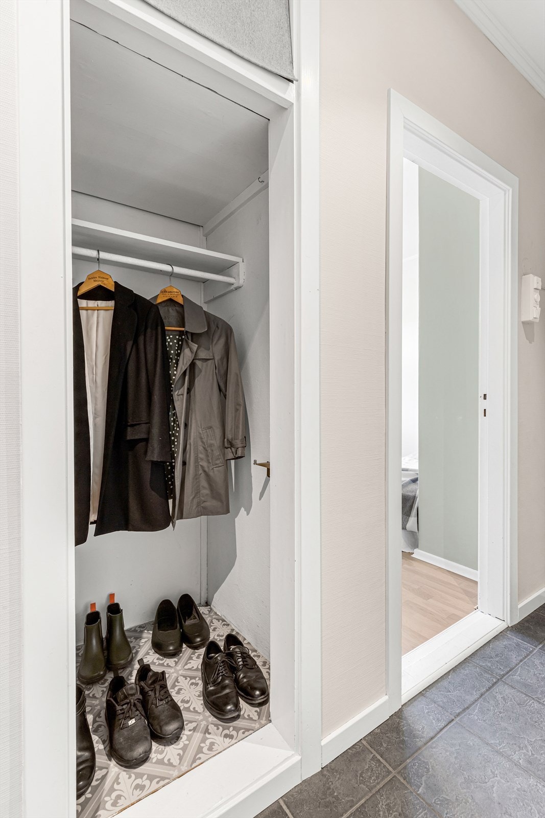 Innebygd oppbevaringsplass i gangen. Galleribilde