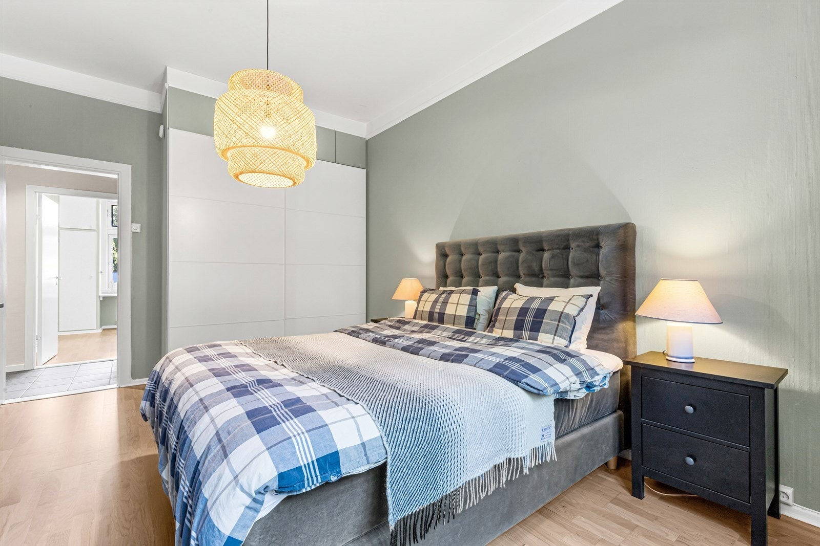 Soverom 1 med dobbeltseng og skap Galleribilde