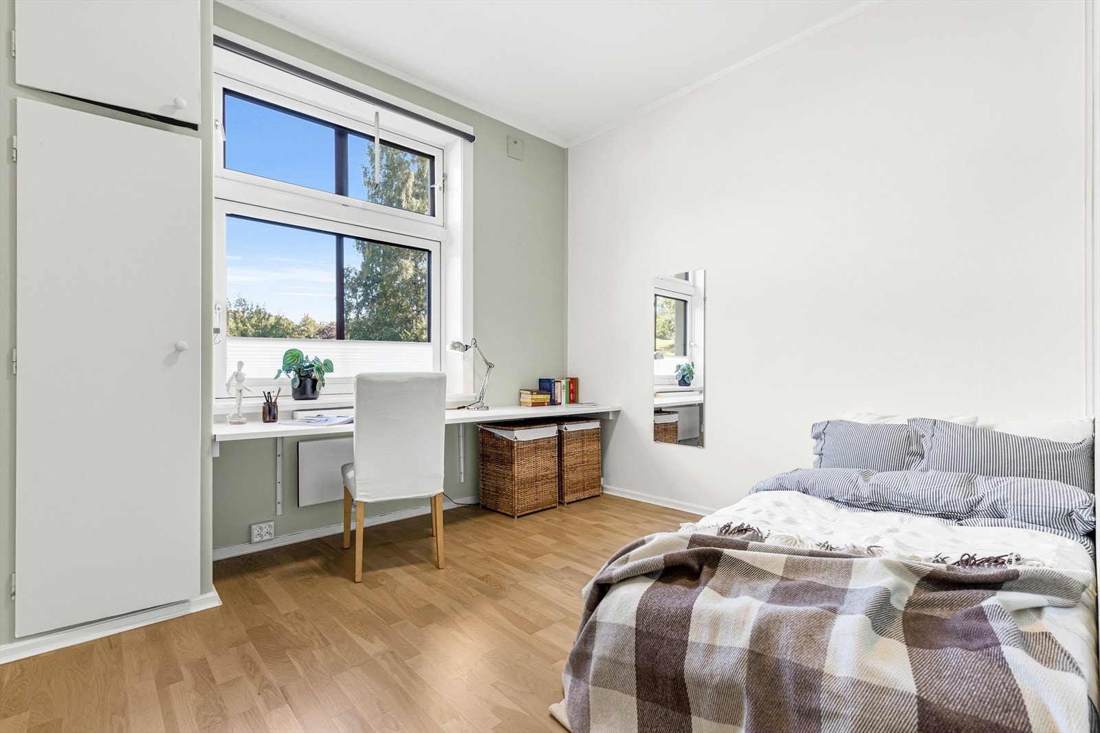 Soverom 2 med kontorplass og innebygde skap. Galleribilde