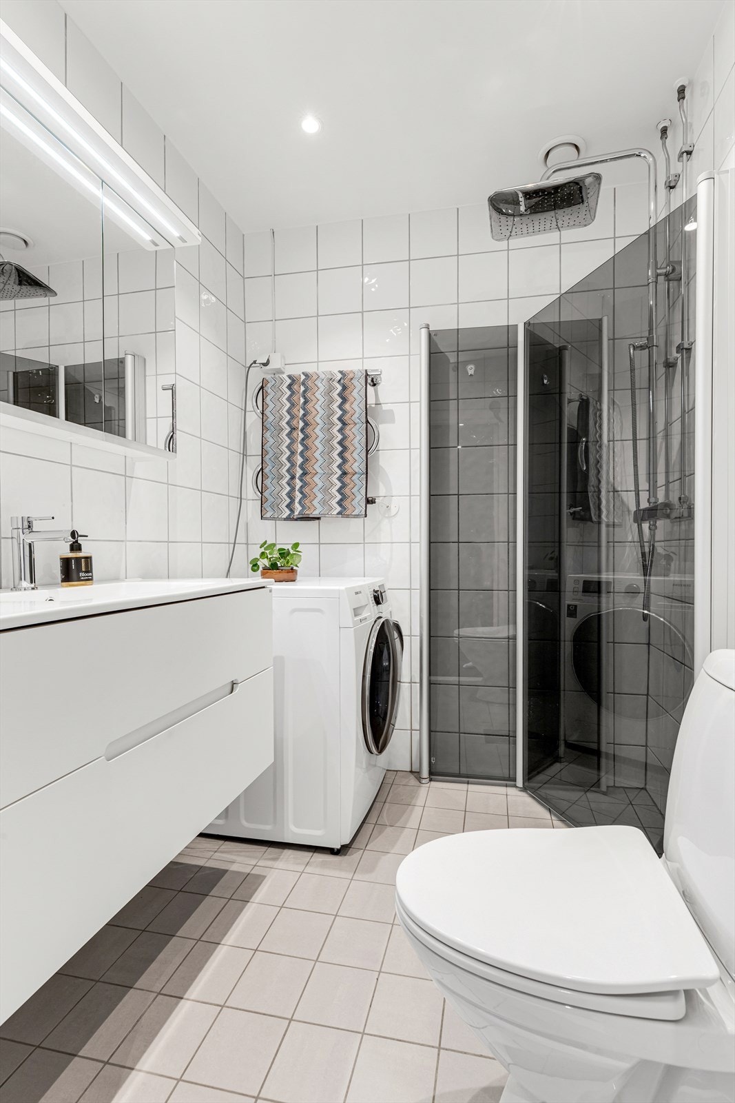 Praktisk bad med varmekabler i gulv og vask/tørk maskin. Galleribilde