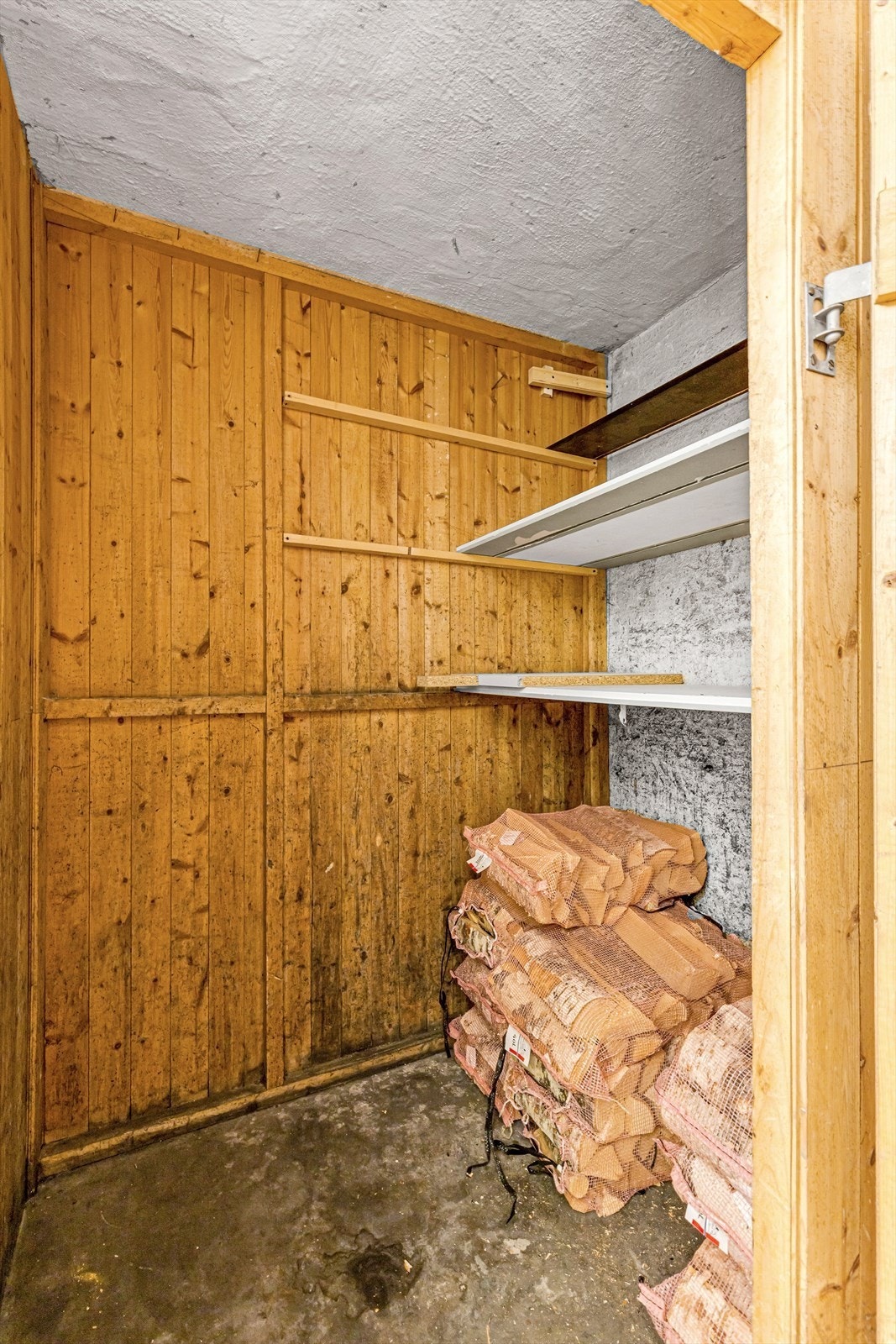 Bod 2 kjeller, 3 kvm, perfekt for ved. Det medfølger ytterligere 1 stor bod på loftet på 11 kvm. Galleribilde