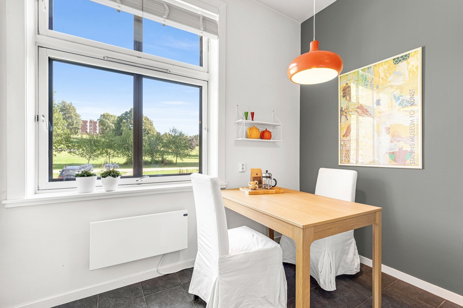 Idyllisk utsikt til Torshovdalen fra frokostbordet Galleribilde