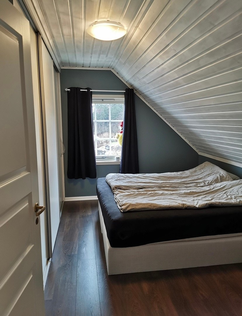 Soverom 1 m/ Skyvedørsgarderobe Galleribilde