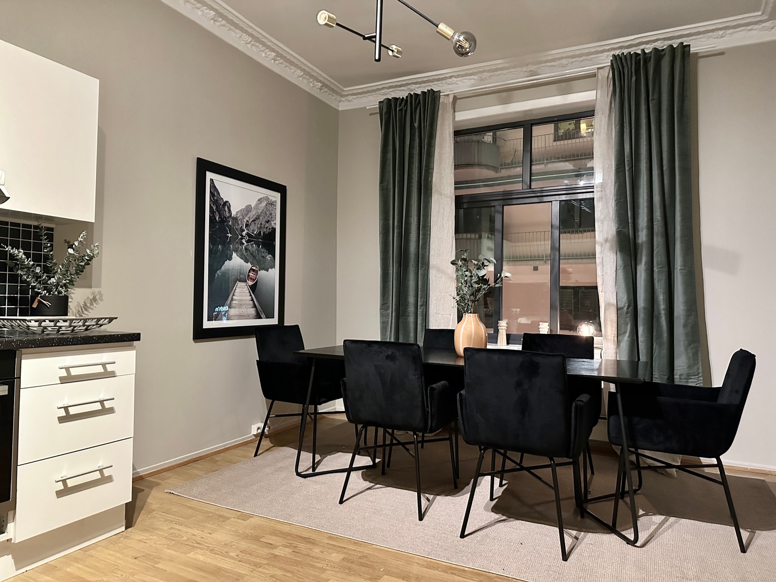 Kjøkkenet uten den duse stemningsbelysningen Galleribilde