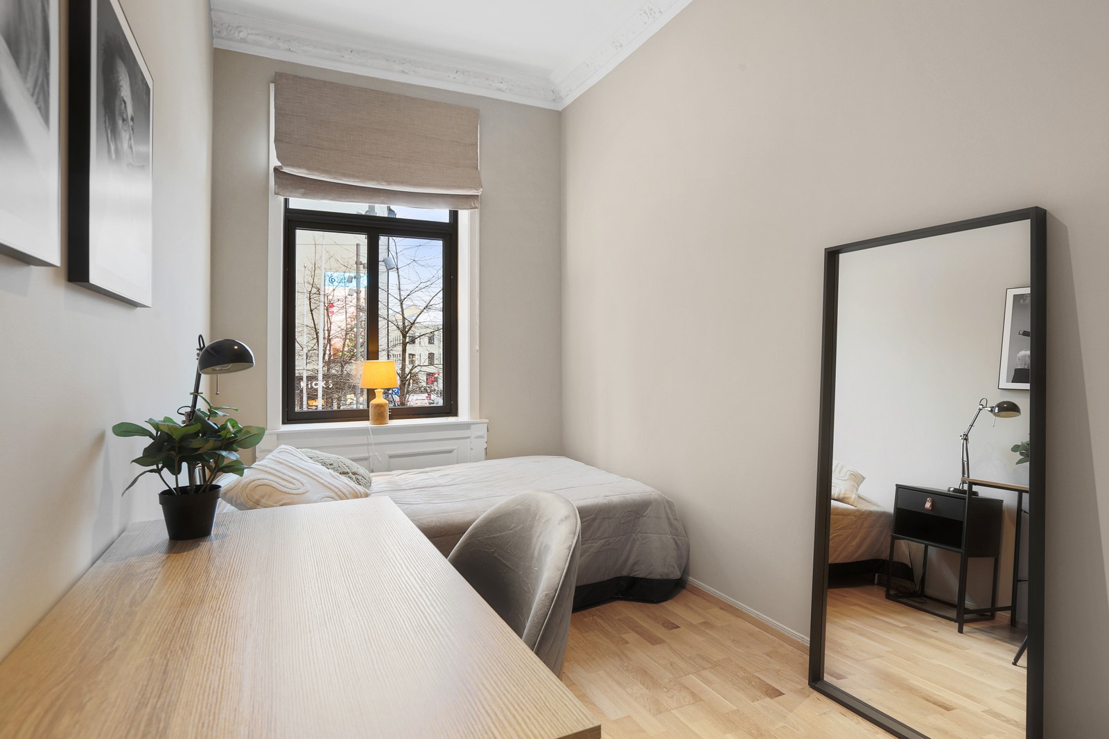 Rom 1 er innbydende med liftgardin, skrivebord og god plass til klesskap Galleribilde