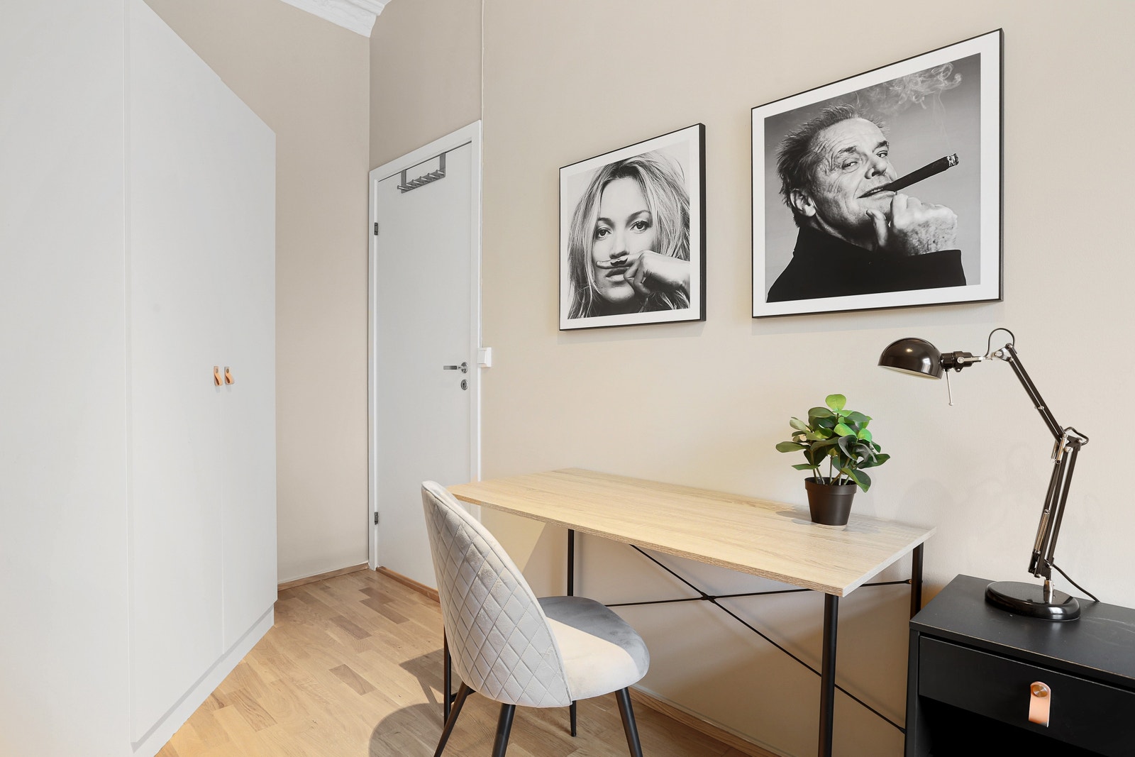 Rom 1 sett fra sengen. Praktisk skrivebord og dobbelt klesskap Galleribilde