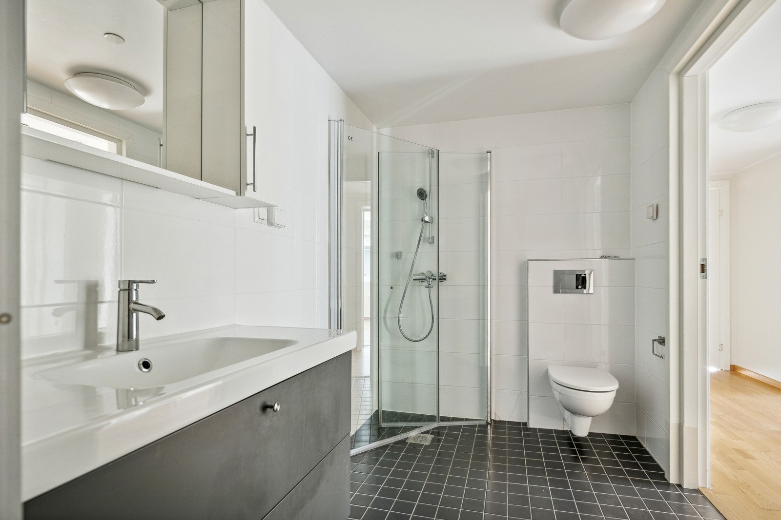 Dusjhjørne er nå erstattet med dusjkabinett Galleribilde