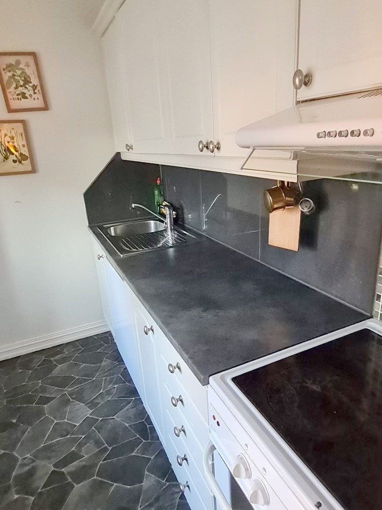 Sigdal kjøkkeninnredning med oppvaskmaskin og komfyr Galleribilde