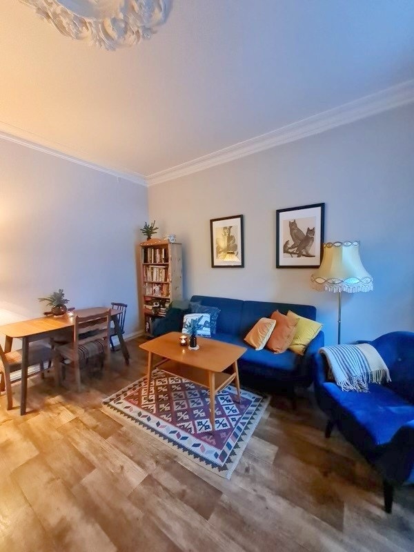 Stue med rosett og stukkatur Galleribilde