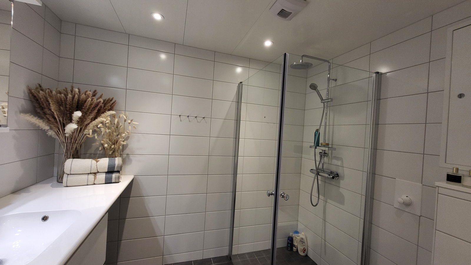 Pent flislagt bad med varmekabler Galleribilde