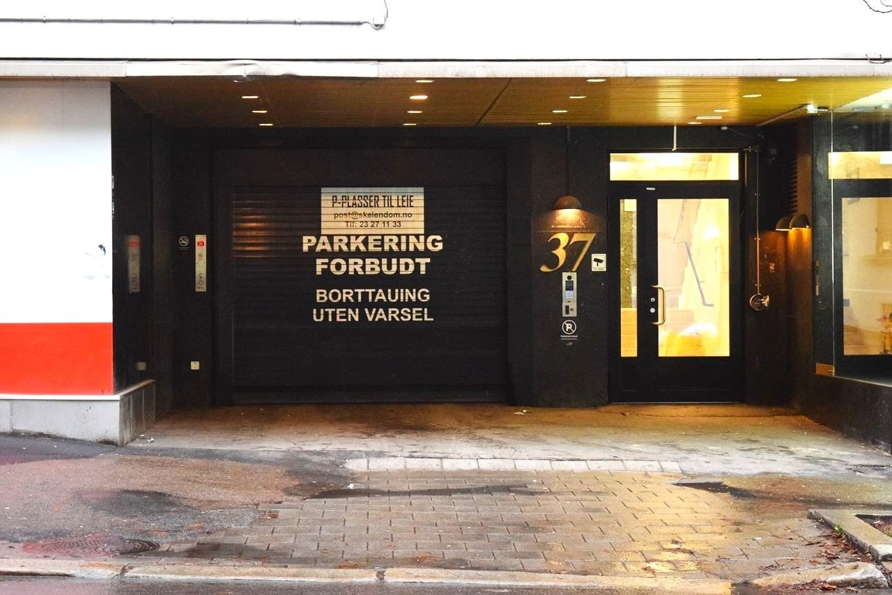 Nærmeste nabo nr. 2 Garasjeleie rett over gaten Galleribilde