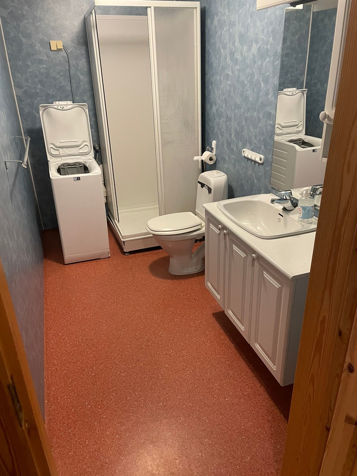 Bad med liten vaskemaskin Galleribilde