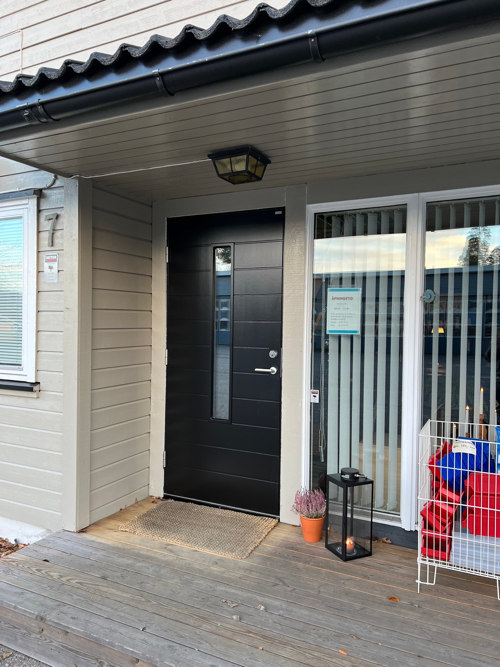 Ny inngangsdør og inngang. Galleribilde
