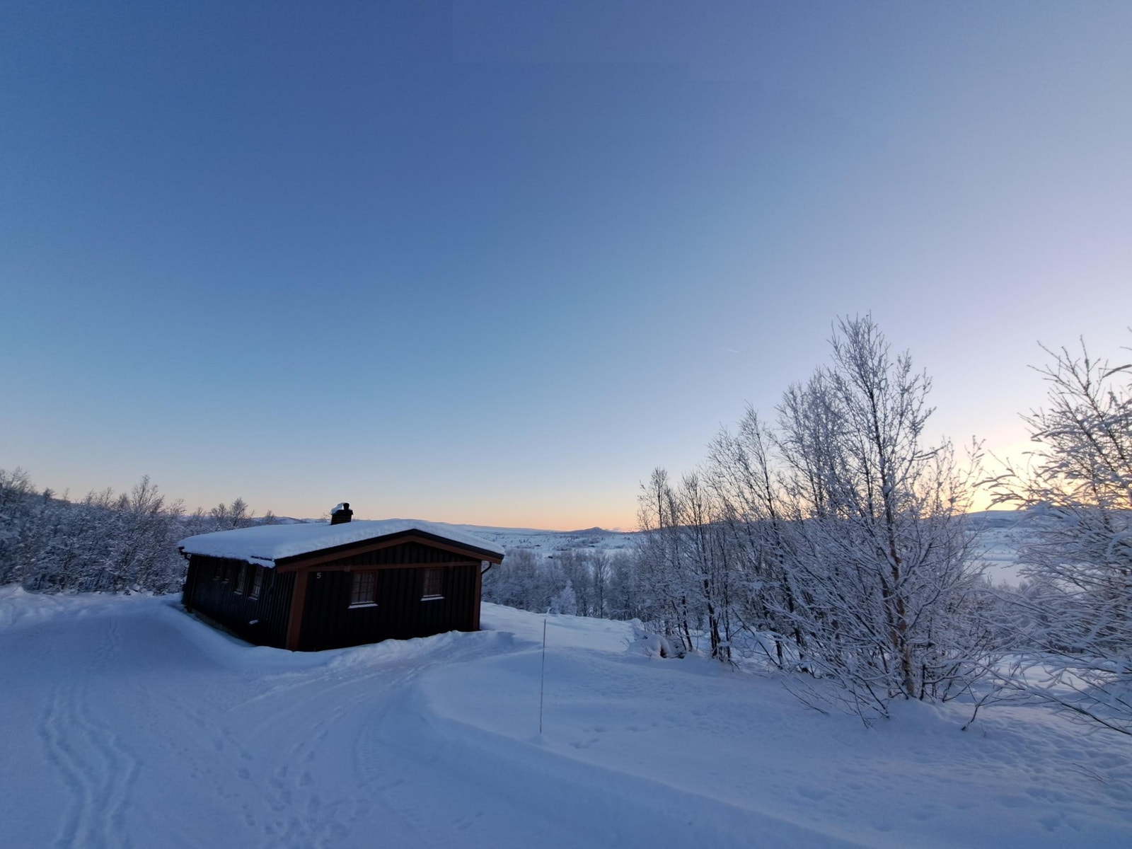 Bilde av hytta og området rundt Galleribilde