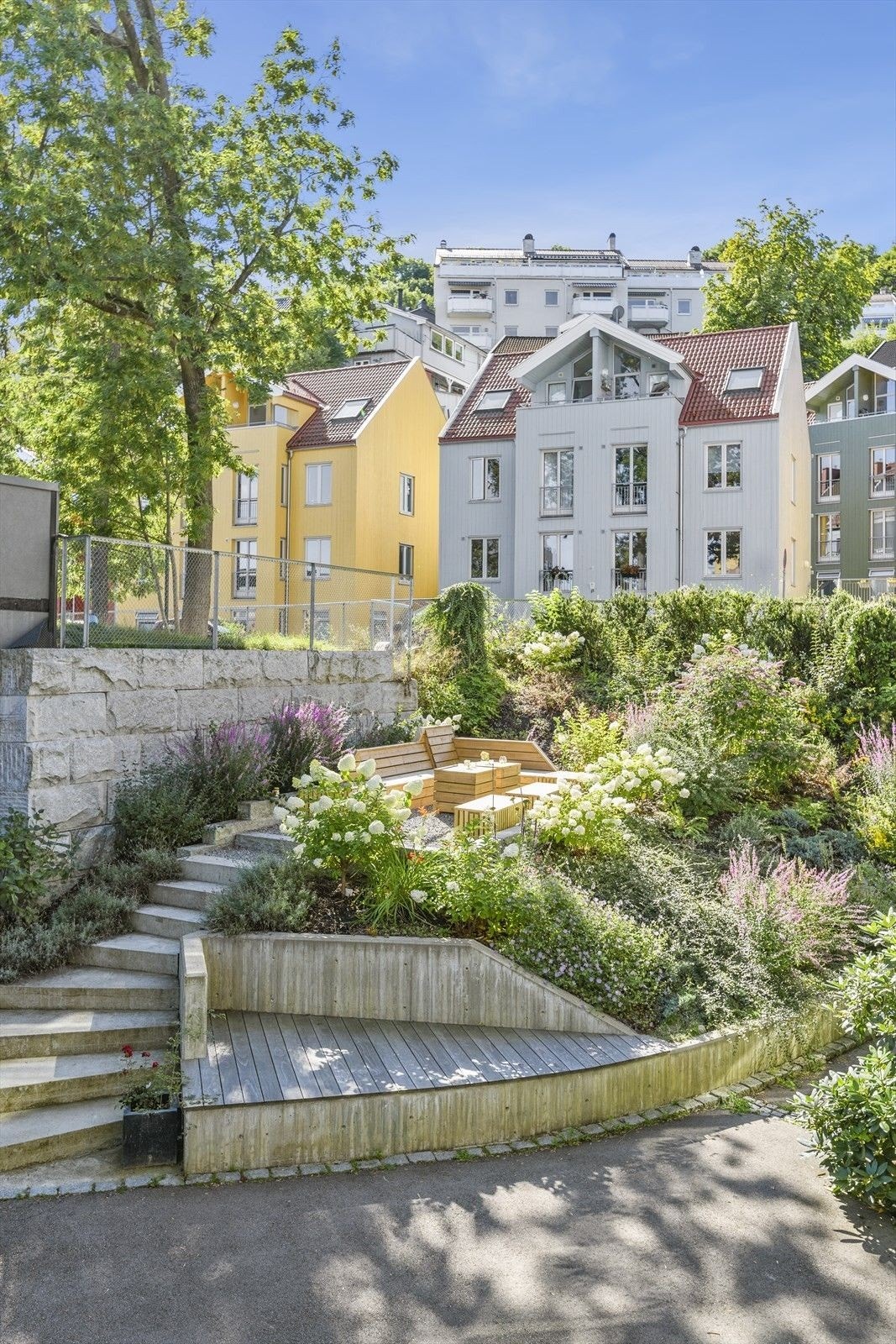 Frodig bakgård med gode sitteplasser Galleribilde