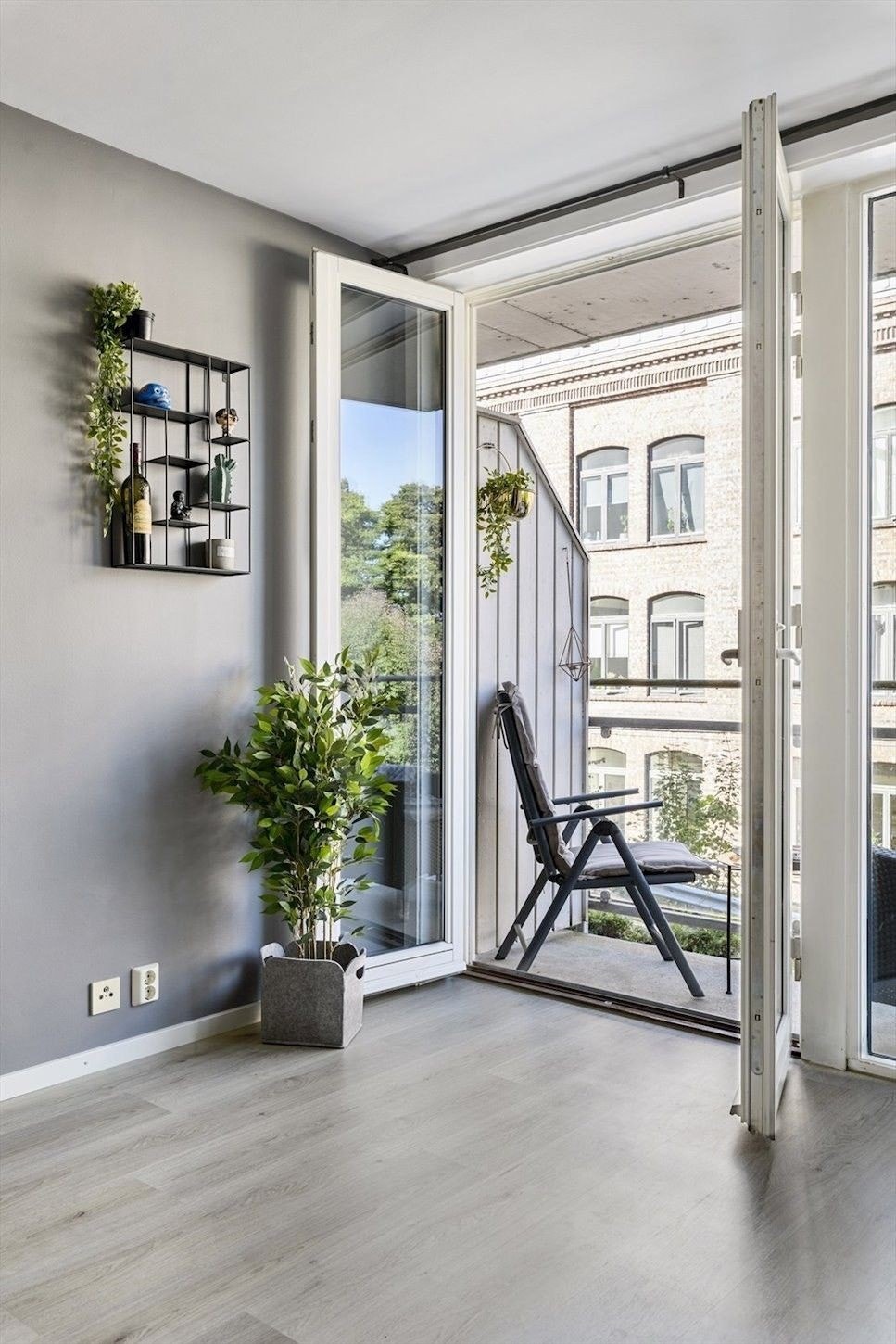 Utgang til balkong (sommerbilde fra tidligere) Galleribilde