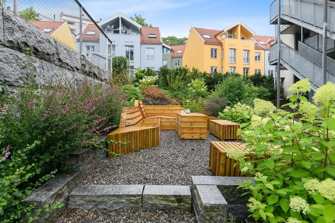 Detaljbilde av sitteplasser i bakgård Galleribilde