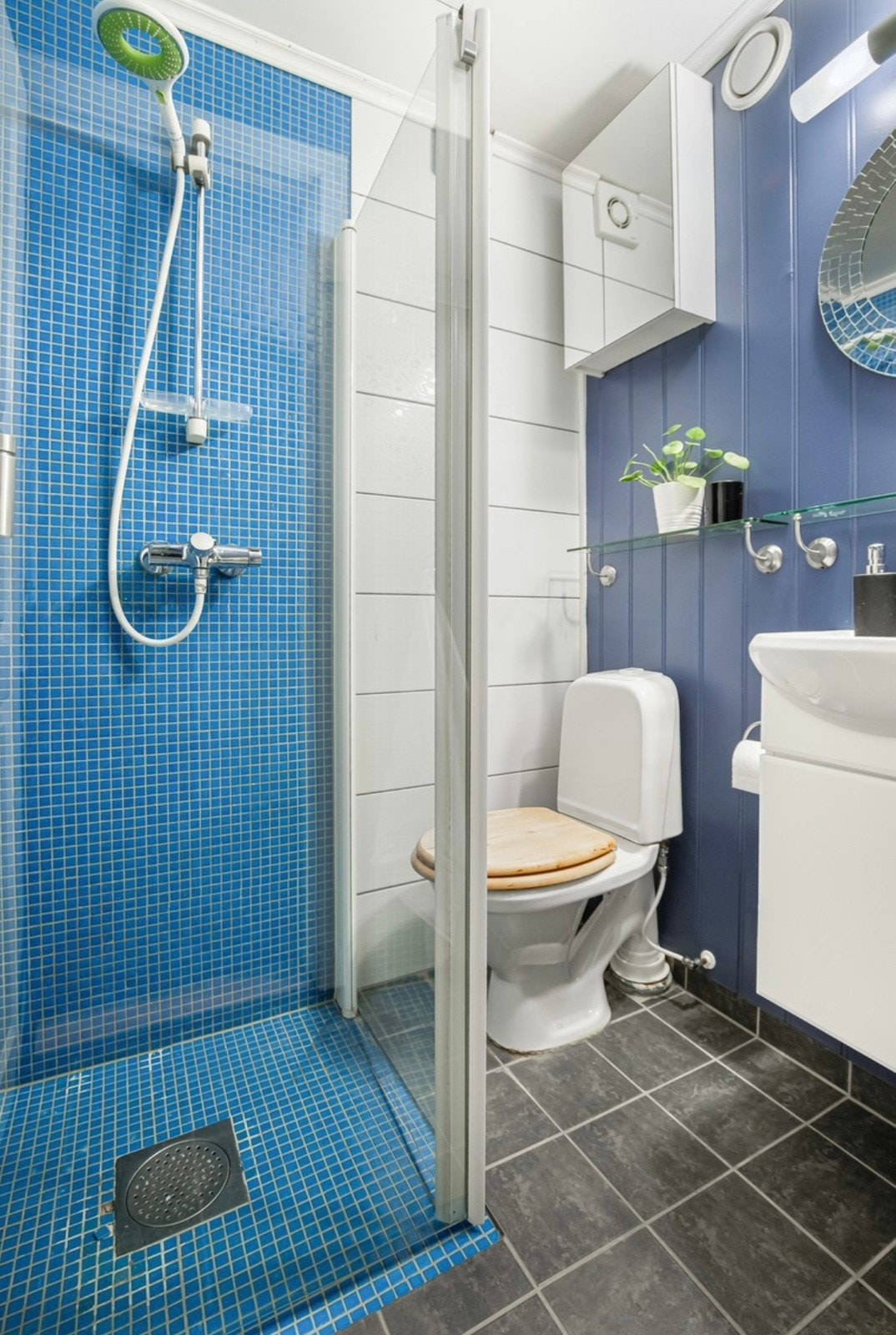 Badet er også nylig blitt malt hvit, med sorte detaljer Galleribilde