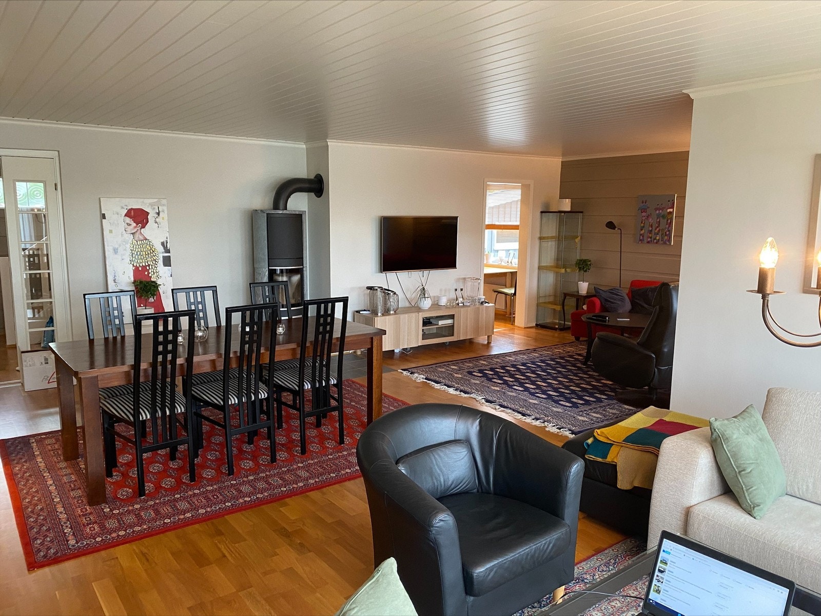 stor stue, med to sofaer og egen spisestue Galleribilde