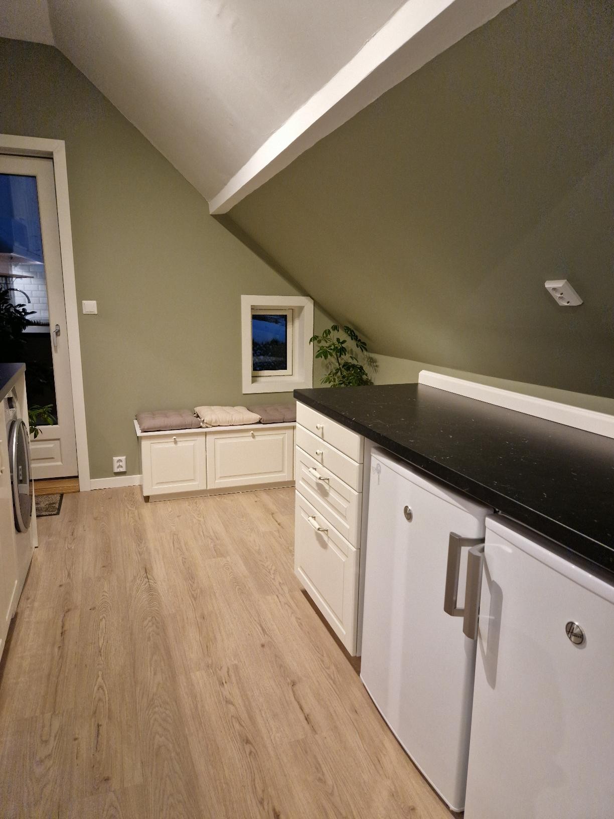 Kjøkkenet - med hyggelig liten spiseplass Galleribilde