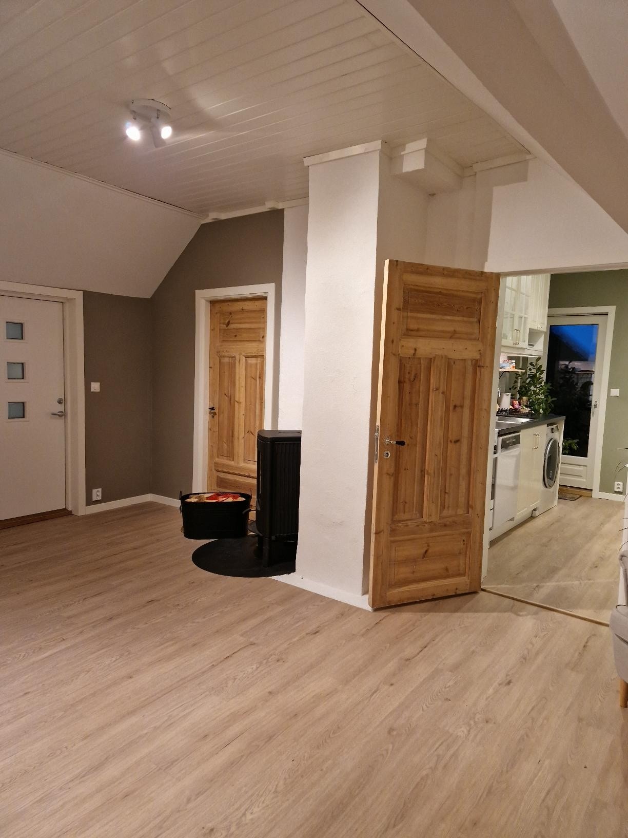 Fra stua inn på kjøkkenet og soverommet Galleribilde