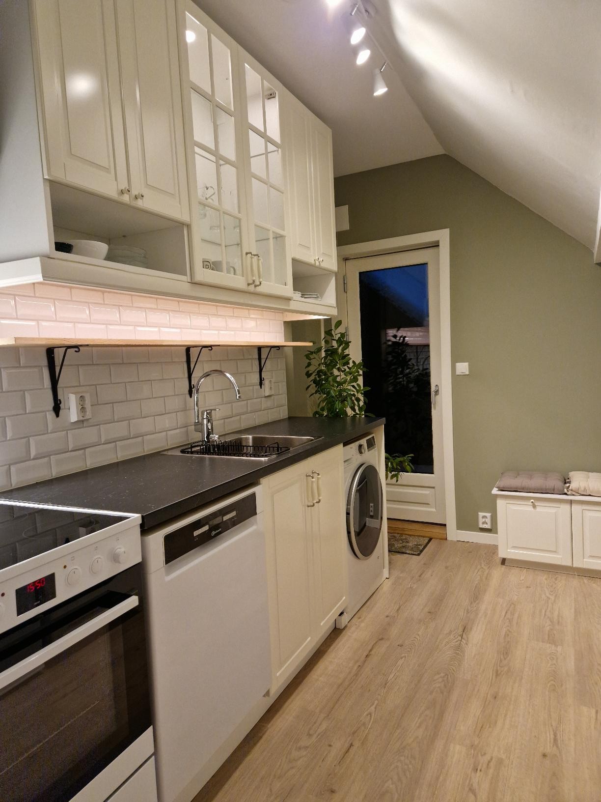 Kjøkkenet - stor benkeplass og godt med skapplass Galleribilde