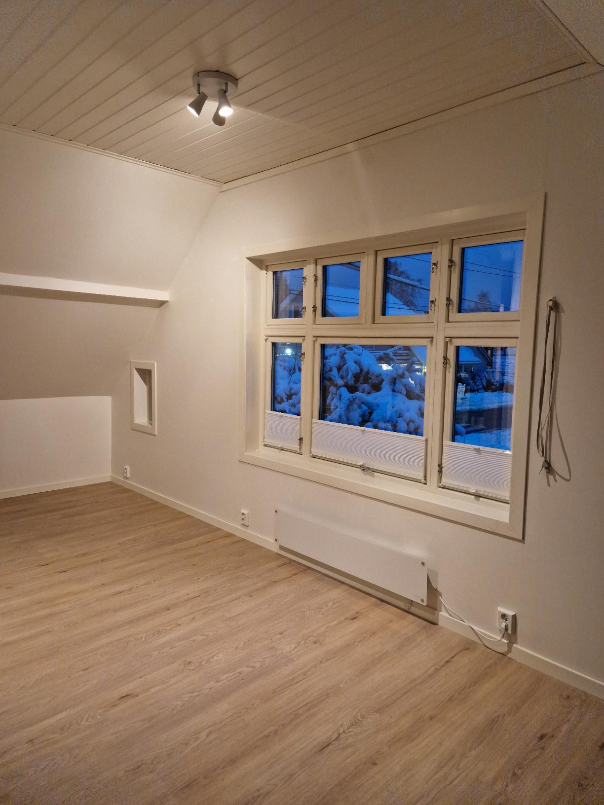 Lys og luftig stue på 20 m2 med utsikt mot Kolsåstoppen i det fjerne. Galleribilde