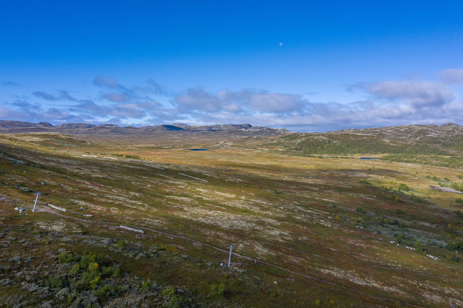 Utsikt innover vidda tatt med drone rett opp fra tomtene Galleribilde