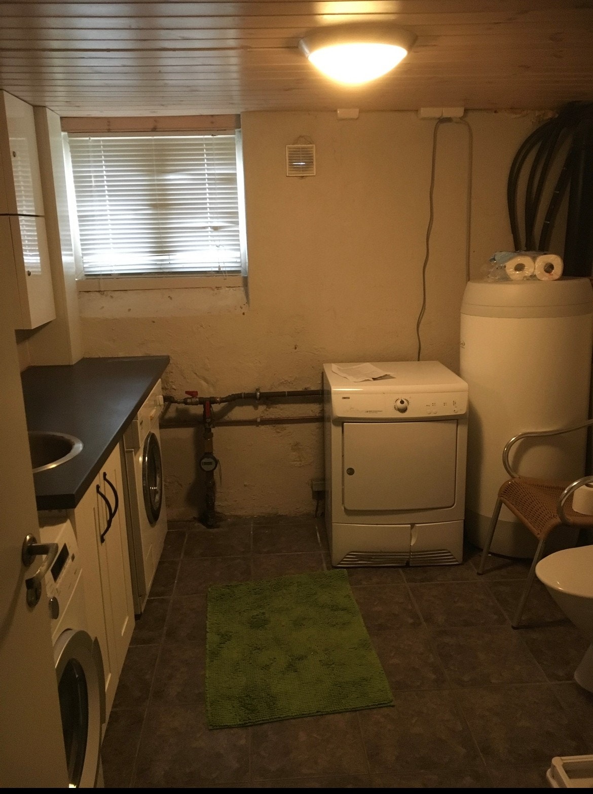 Vaskerom med vaskemaskin og tørketromel. Galleribilde