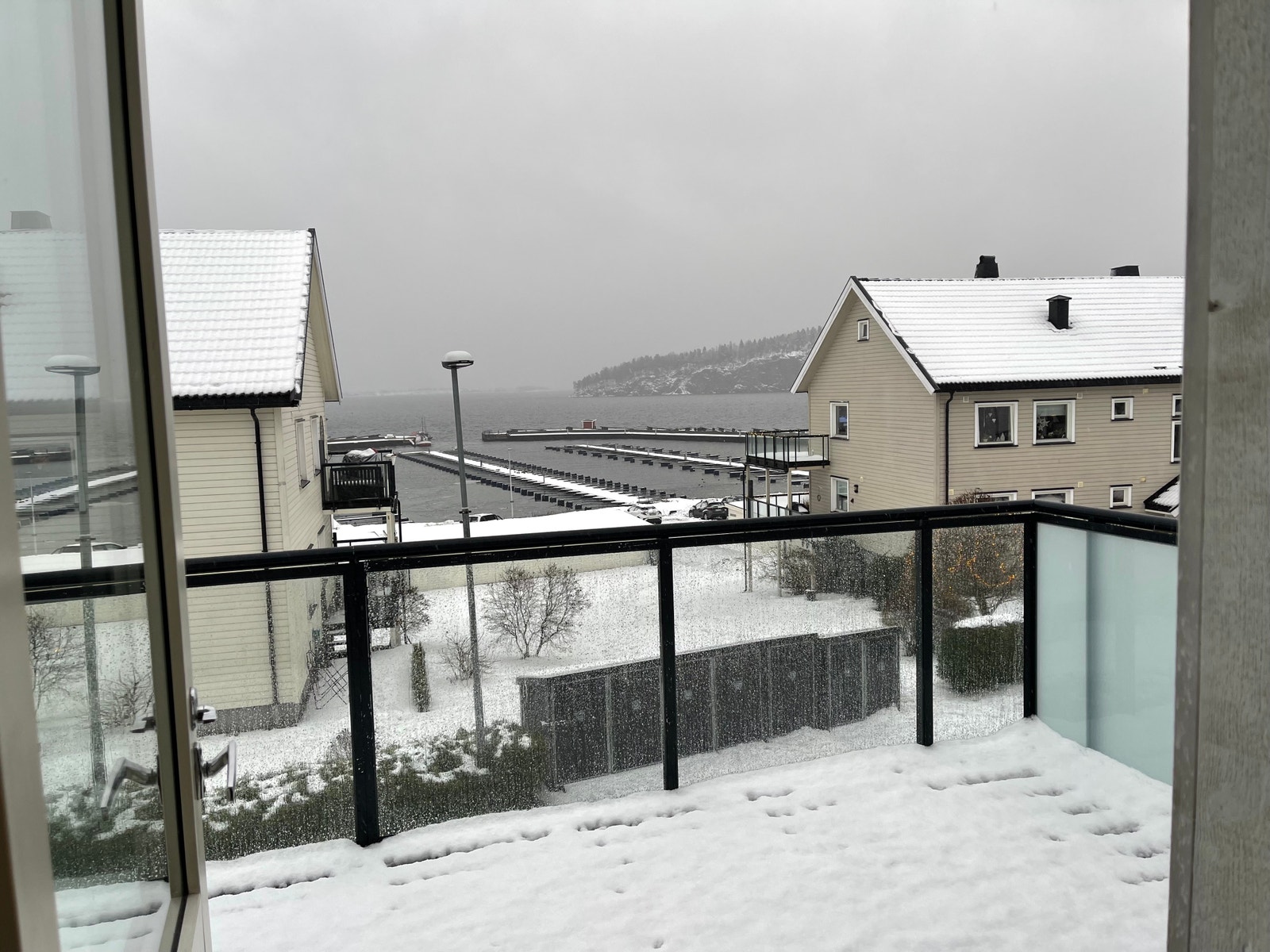 Utsikt fra 2.etasje /stor balkong mot sjøen, foto tatt 10.12 Galleribilde