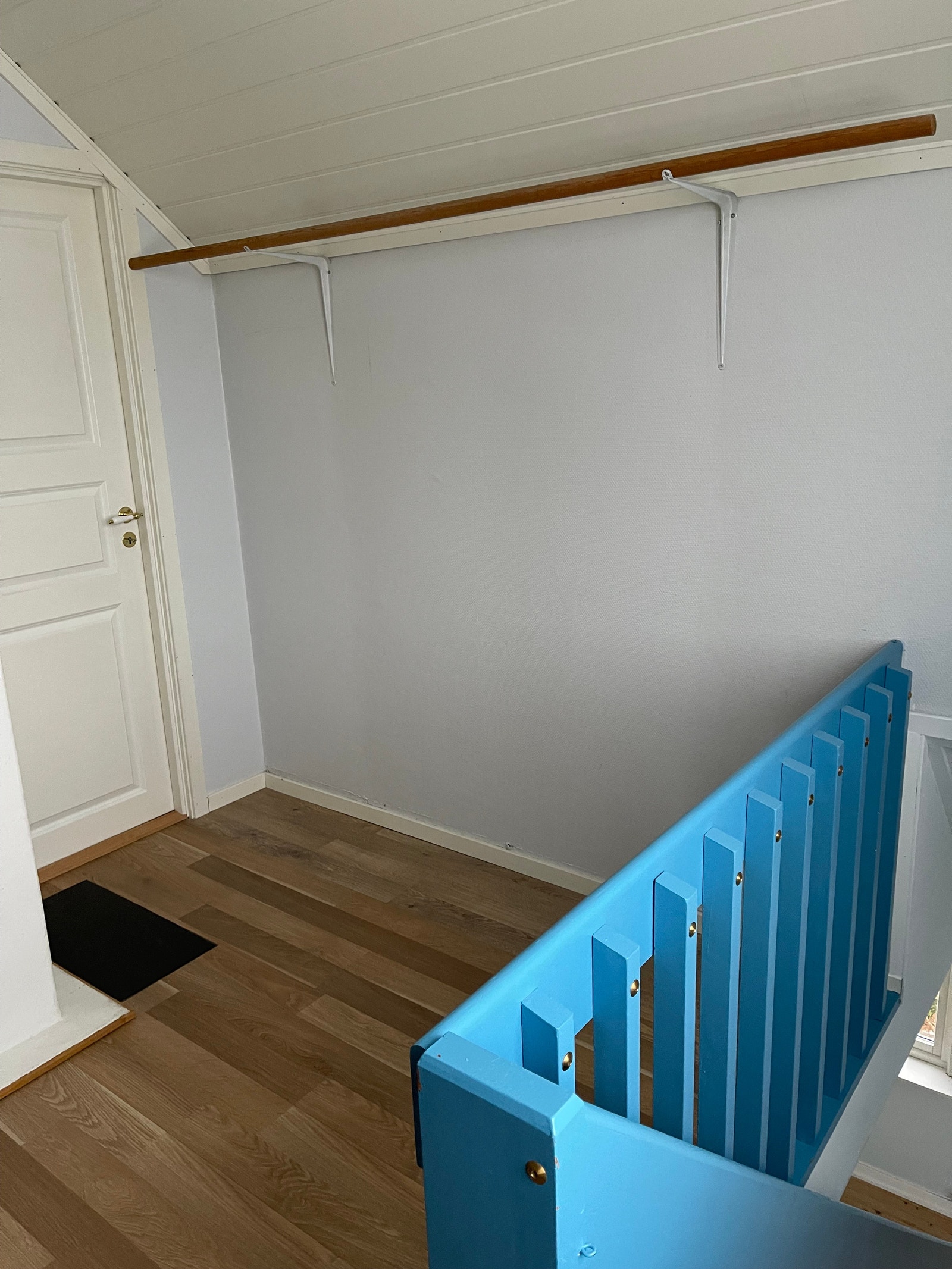 Soverom 2, i 3. etasje har garderobeplass også på loftet like innenfor Galleribilde