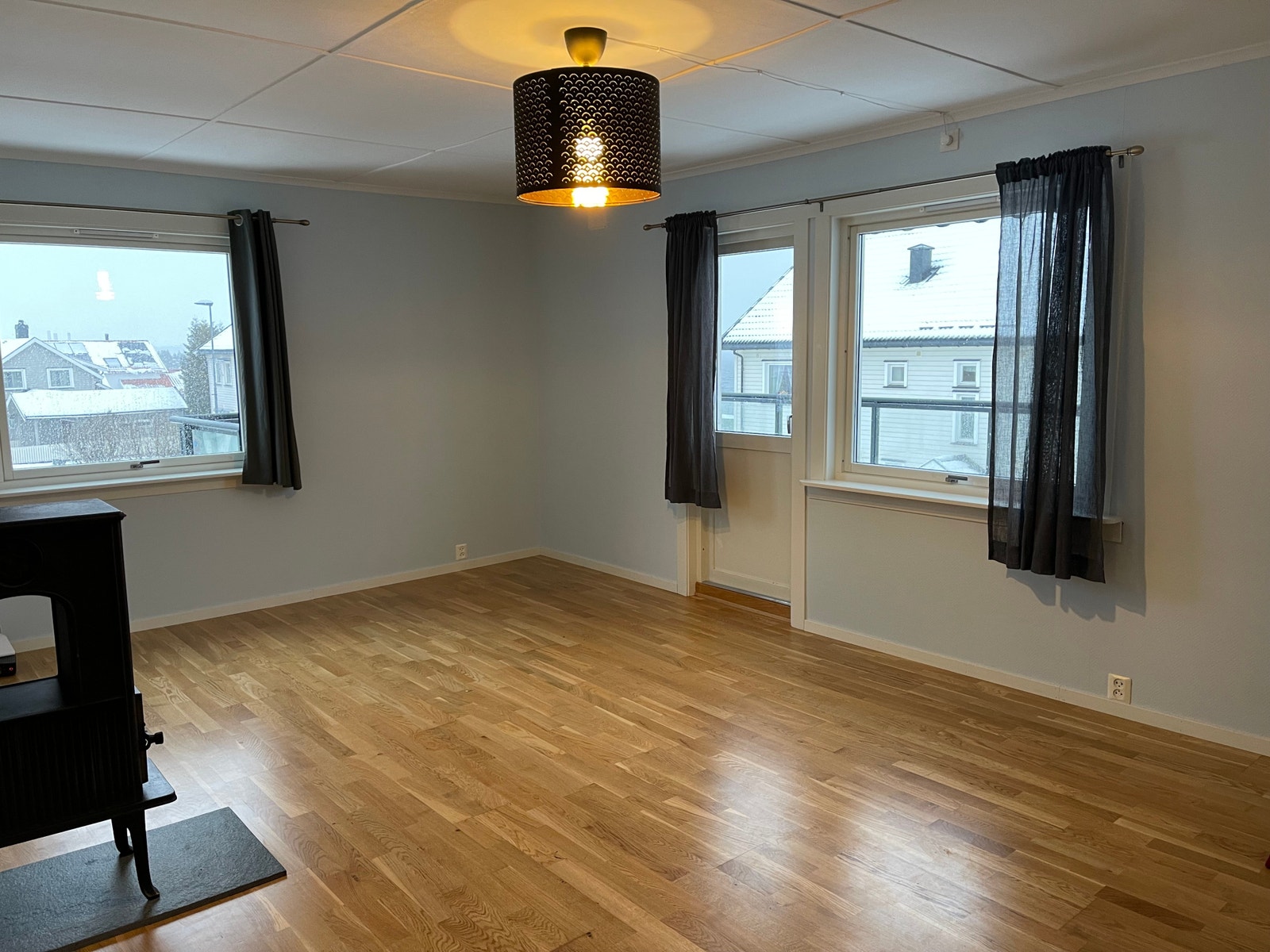 Stue med vinduer i to retninger Galleribilde